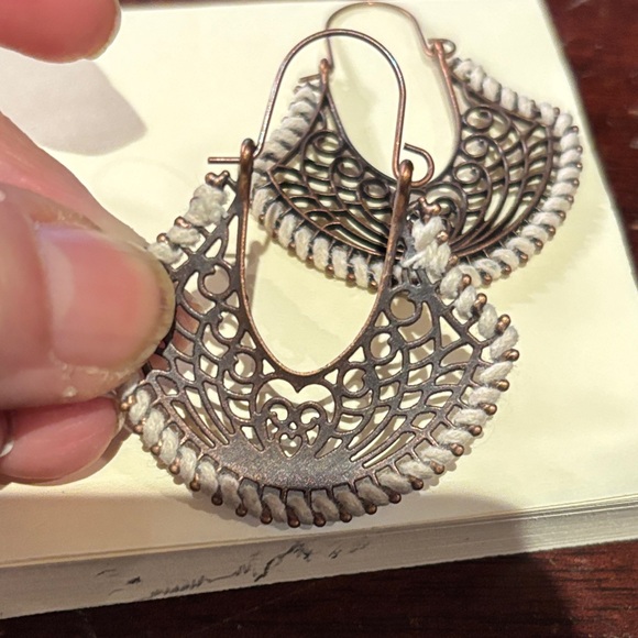 Elegant Silver and White Filigree Earrings lovely lovely lovely - Picture 3 of 6